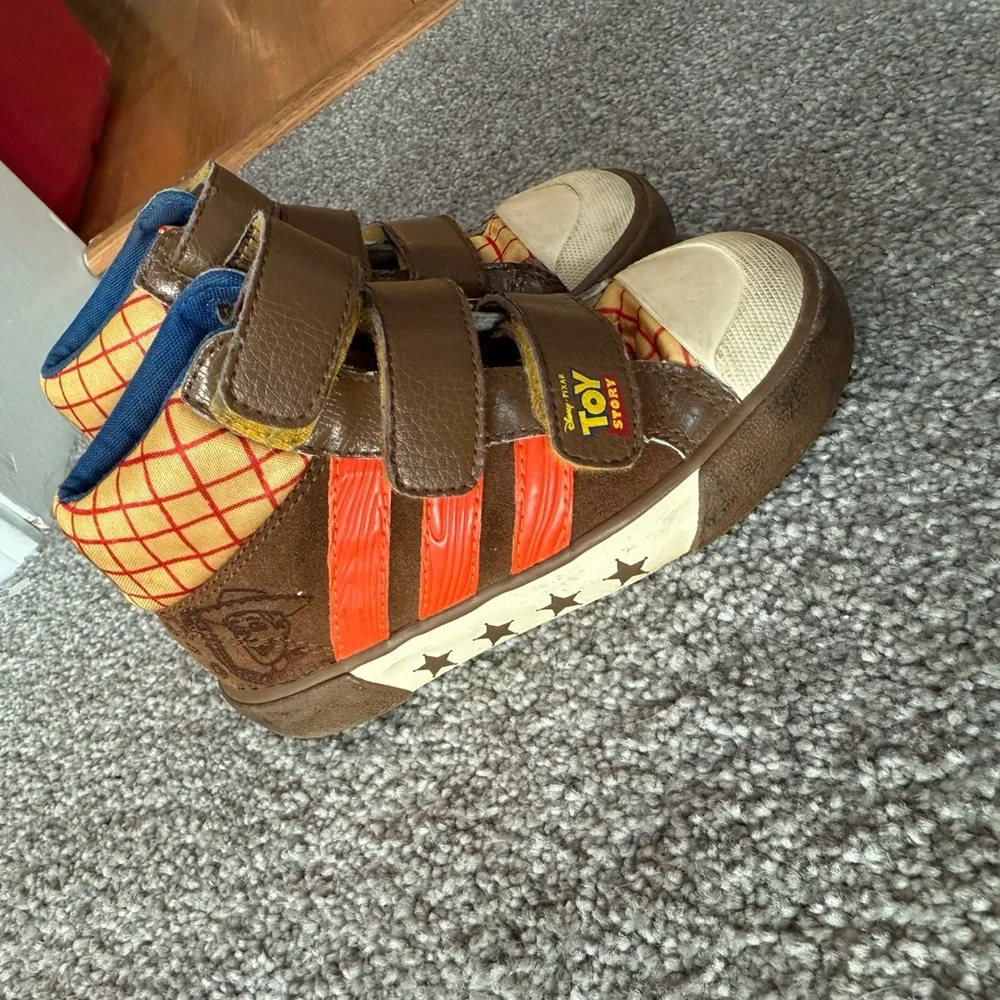 ADIDAS WOODY TOY STORY UNISEX SIZE‎ 8YOUTH PLAY SHOES- Vintage Toy Story 3